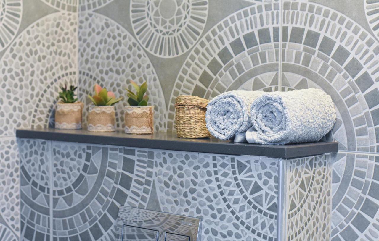 Sunshine Suite Boutique Only 5 Min Walk To The Beach - By Seaelo Eilat Exteriör bild